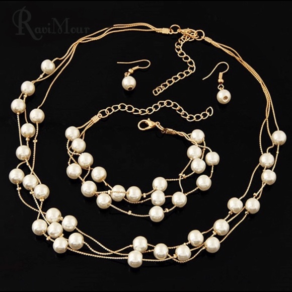 Pearl Necklace with earrings and bracket - Picture 1 of 2